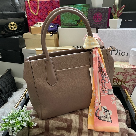 🎁GIFTED🎁🔥🔥DEAL🔥🔥✨Taupe Tote Bag Crossbody ✨NWT - Picture 3 of 12